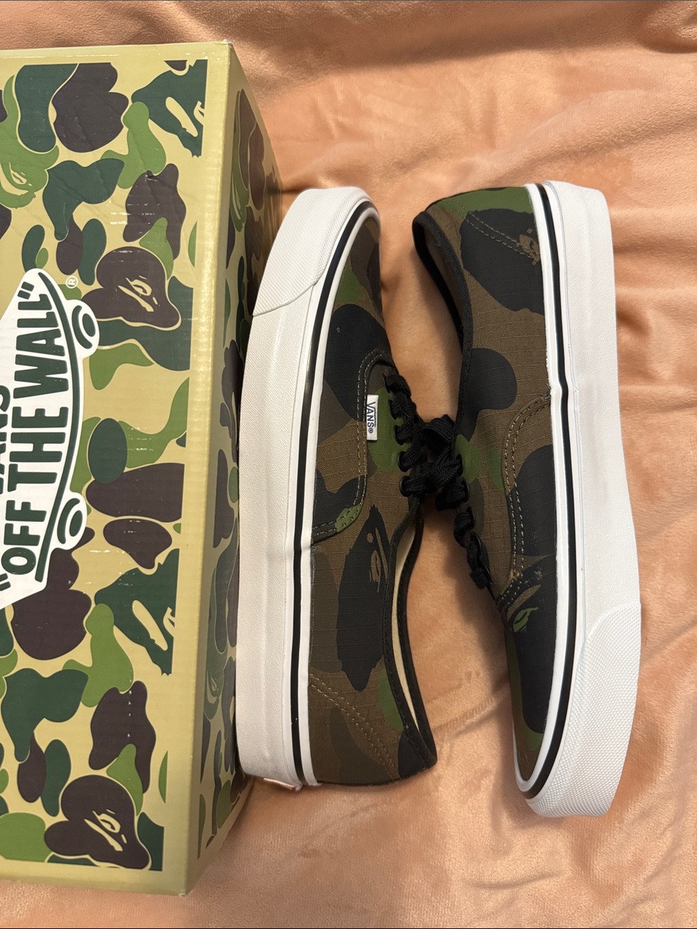 Vans Men’s Low-Top Sneakers in Camo and Black - Picture 3 of 4